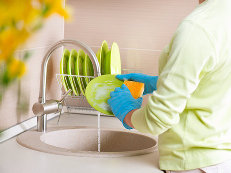 Cleaning dishes